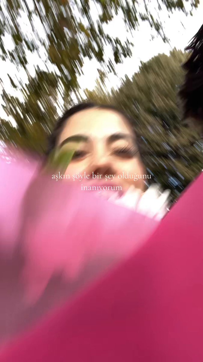 Aşkın şöyle bir şey olduğuna inanıyorum, bir insan bir insana aşıksa ona asla zarar veremez, onu asla incitmek istemez, onun üzülmesinden korktuğu kadar hiç bir şeyden korkmaz.. așk gerçekten çok güzel bişi