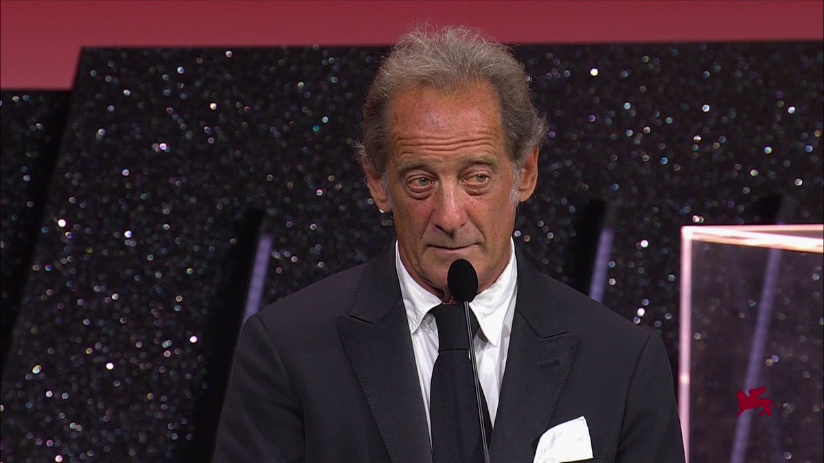 "Je remercie un jury qui m'offre un prix dont je rêvais pendant très longtemps" Vincent Lindon, lauréat de la Coupe Volpi de la meilleure interprétation masculine pour le film Jouer Avec Le Feu Mostra 2024 #BiennaleCinema2024 #Venezia81 La Biennale di Venezia