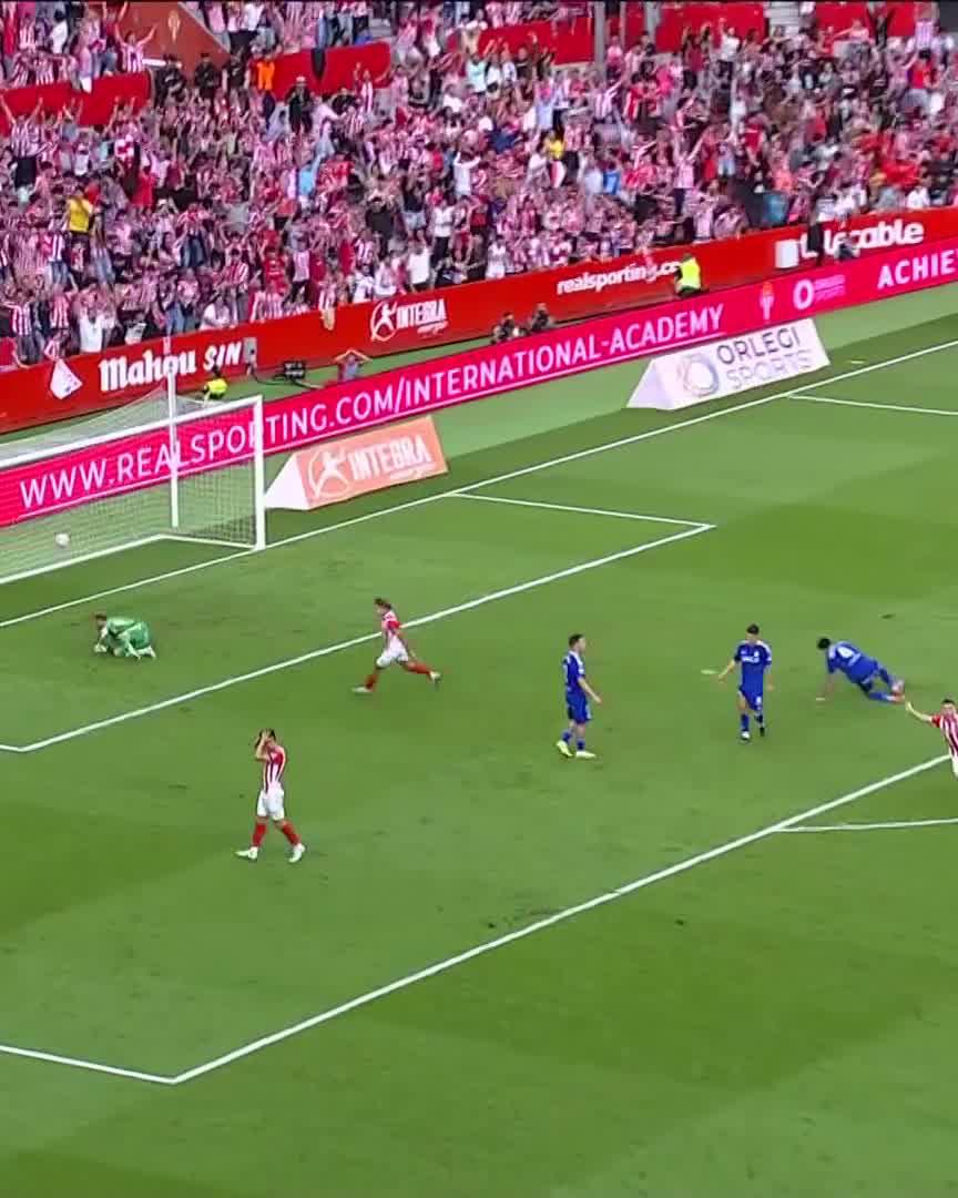 🤯 ¡Para echarse las manos a la cabeza y volverse loco! 🚀 Acababa de saltar al terreno de juego Campuzano y ha dibujado toda una obra de arte. Qué arrancada y qué ejecución. #LALIGAHYPERMOTION | #LALIGAHighlights | #RealSportingRealOviedo