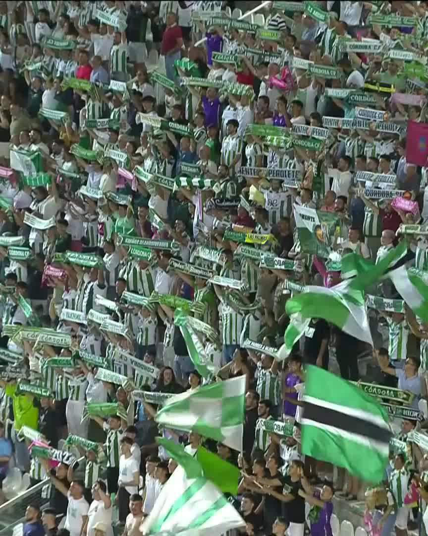 Ya retumba El Arcángel para dar comienzo al #CórdobaMálaga. 🏟️ Piel de gallina con el himno del Córdoba CF. 🤍💚 Un derbi andaluz para cerrar la jornada de sábado. 🤩 #LALIGAHYPERMOTION | #LALIGAHighlights
