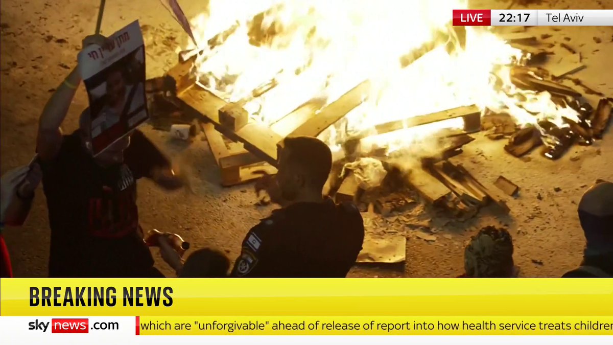 בזמן ש-Sky News מוציאים ברייקינג על ערב היסטורי בההפגנה הכי גדולה שנראיתה פה, תדליקו טלוויזיה תקבלו המירוץ למליון. 41 דקות הם נתנו לו השבוע. שתו קוקה קולה!