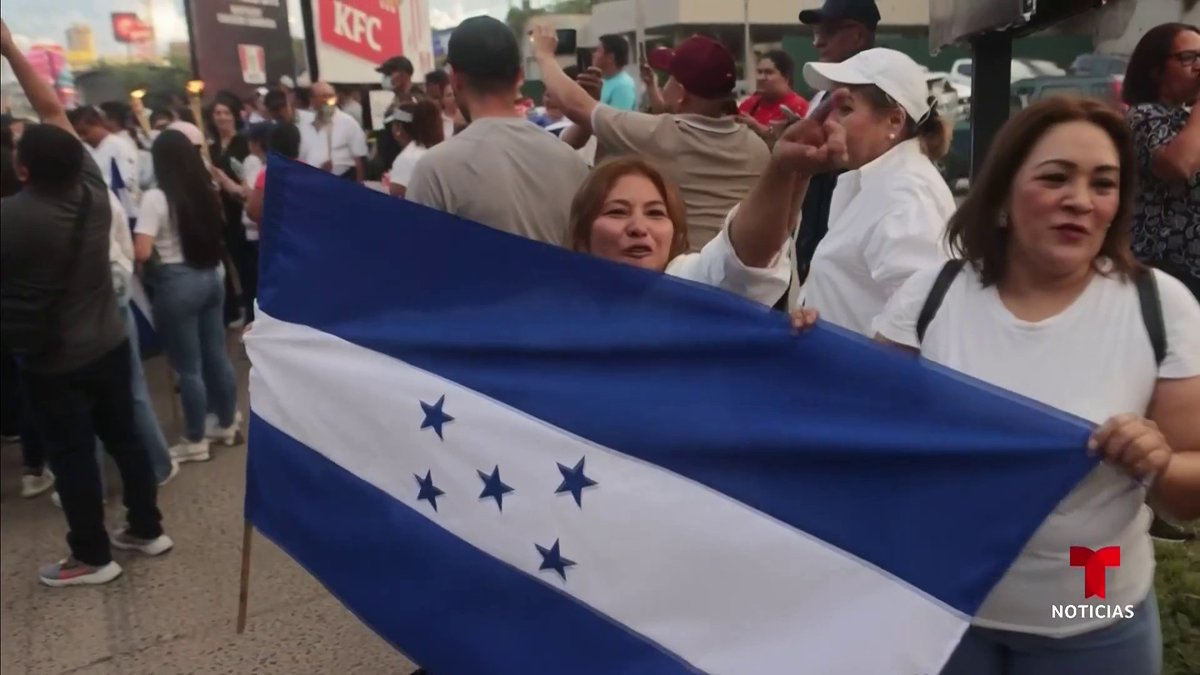 Una marcha multitudinaria exige la dimisión de la presidenta de Honduras.