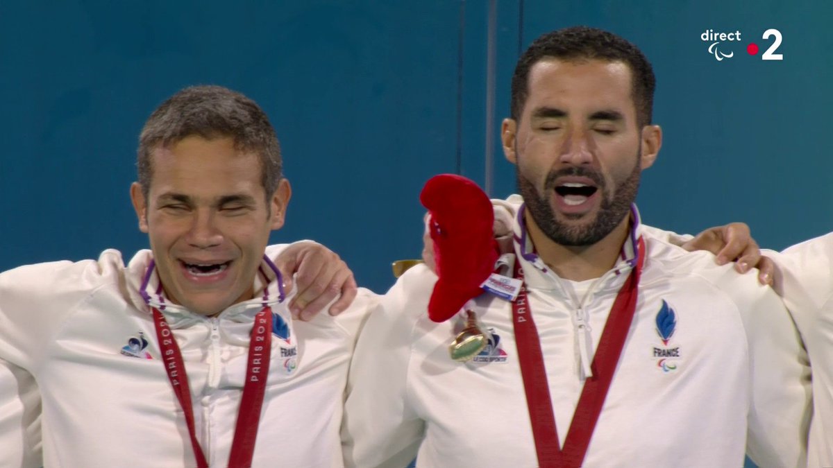 La Marseillaise reprise par tout un stade au pied de la Tour Eiffel, C'EST SI BEAU ! 🤩🇫🇷 MERCI 🥇 (francetvsport)