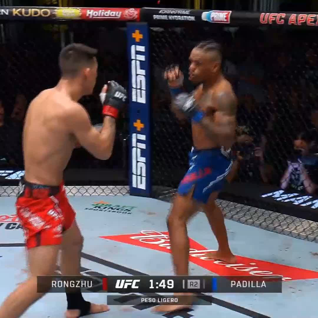 ¡Un codo legal! ¡No se detiene la pelea! #UFCVegas97
