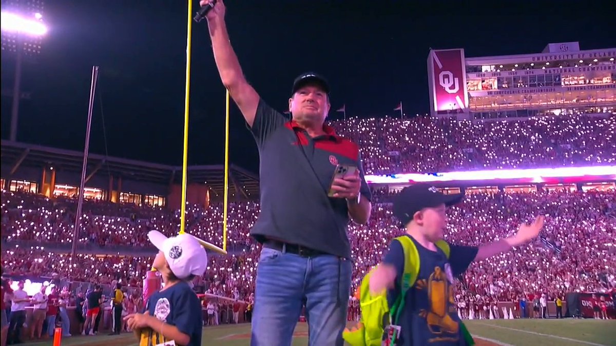 A new tradition in Norman. Oklahoma honors Toby Keith before the 4th quarter of every home game ❤️