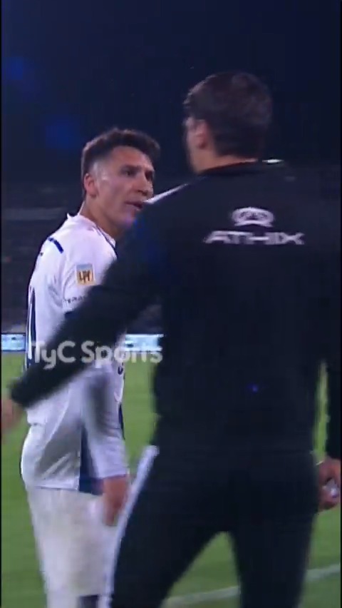 Bien Rubén, bien. A estos ladrones y cómplices del negraje que existe en AFA no hay que darle ni agua.