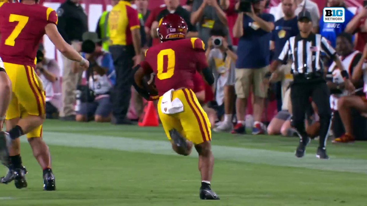 When your QB blocks for you >>> ✌️ Quinten Joyner on the run! USC Football ✌️