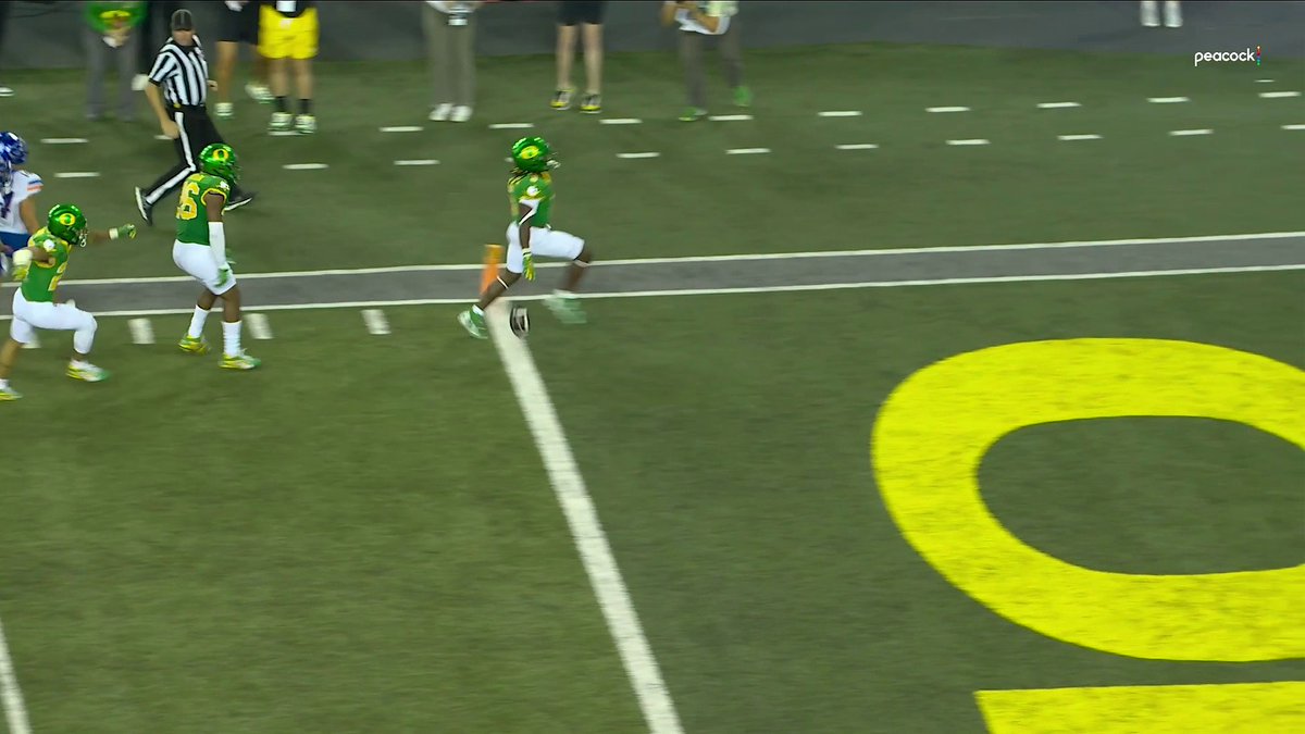 After review the TD was confirmed 👀🎥 Do you think Oregon dropped the ball before crossing the goal line? 🤔