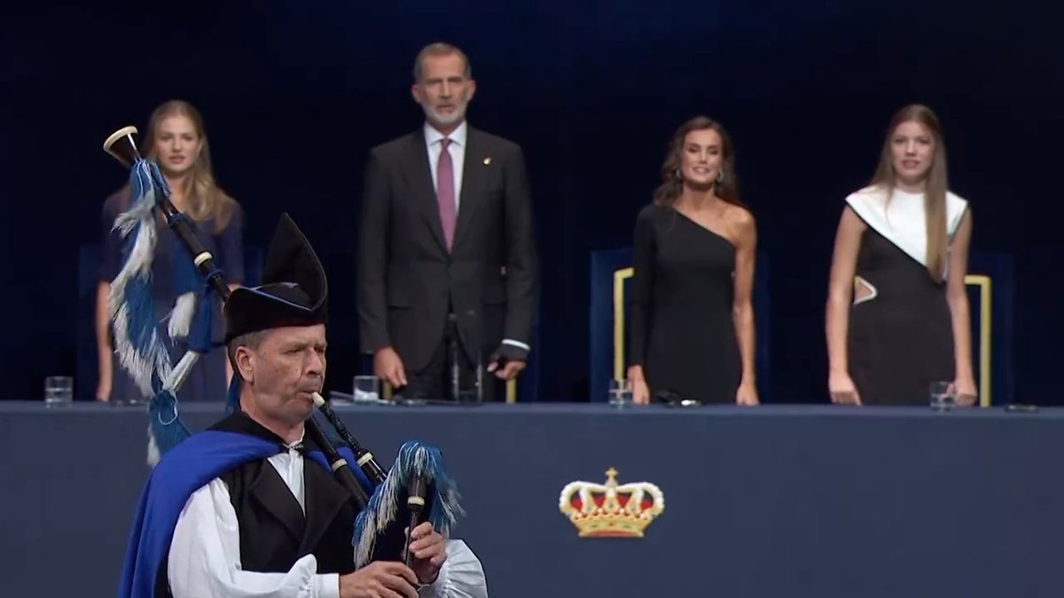 🎶 Feliz #DíadeAsturias 🎶 En un día tan especial para la región, escucha el Himno de Asturias interpretado por la Real Banda de Gaitas Ciudad de Oviedo (B.G.Ciudad de Oviedo) al inicio de la ceremonia de entrega de los #PremiosPrincesadeAsturias 2023.