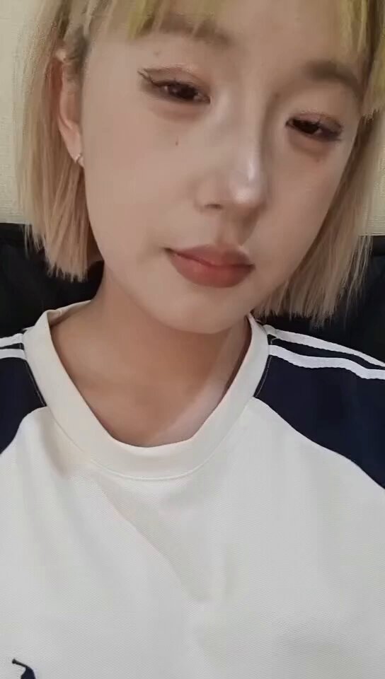 亲妈随便录一个五十秒的视频就足够让你狗屌喷个三四次精了吧？！ 油到反光的脸 嫌弃鄙视的眼神 还有发臭的棉袜臭鞋 什么都没漏的视频却把你个傻逼当公狗一样榨干！ #精神小妹 #无脑上供 #冤种 #舔狗 #洗脑 #奴下奴 #白给 #红框挑战 #男M任务