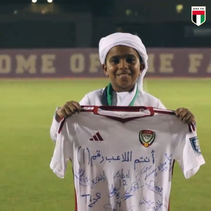 "سعيد" السعد يحظى به ❤ اتحاد الكرة يُكرم المشجع "سعيد" ولعيبتنا يهدونه قميص المنتخب 🇦🇪 #منتخب_الإمارات #منصور_يا_منتخبنا