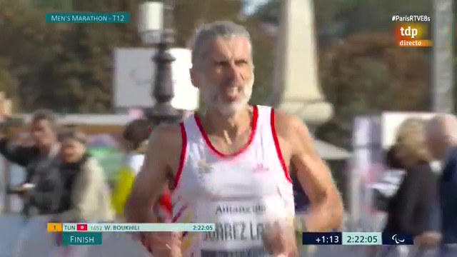 Alberto 🇪🇸 era fresador de metal y estaba a punto de casarse cuando a los 27 años le detectaron una enfermedad irreversible que le restaría el 90% de la visión. Hoy ganado con 46 años su 3ª medalla paralímpica 🥈 tras el oro de Londres y la plata de Río