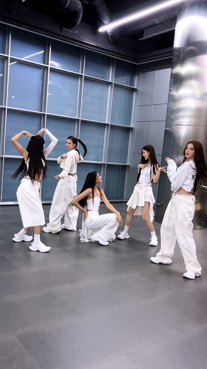 #MEOVVchallenge in #인기가요 #Inkigayo 🤍 ▶️ TikTok : ▶️ Shorts : ▶️ Reels : ▶️ NAVER TV : #MEOVV #미야오 #MEOW #THEBLACKLABEL #더블랙레이블