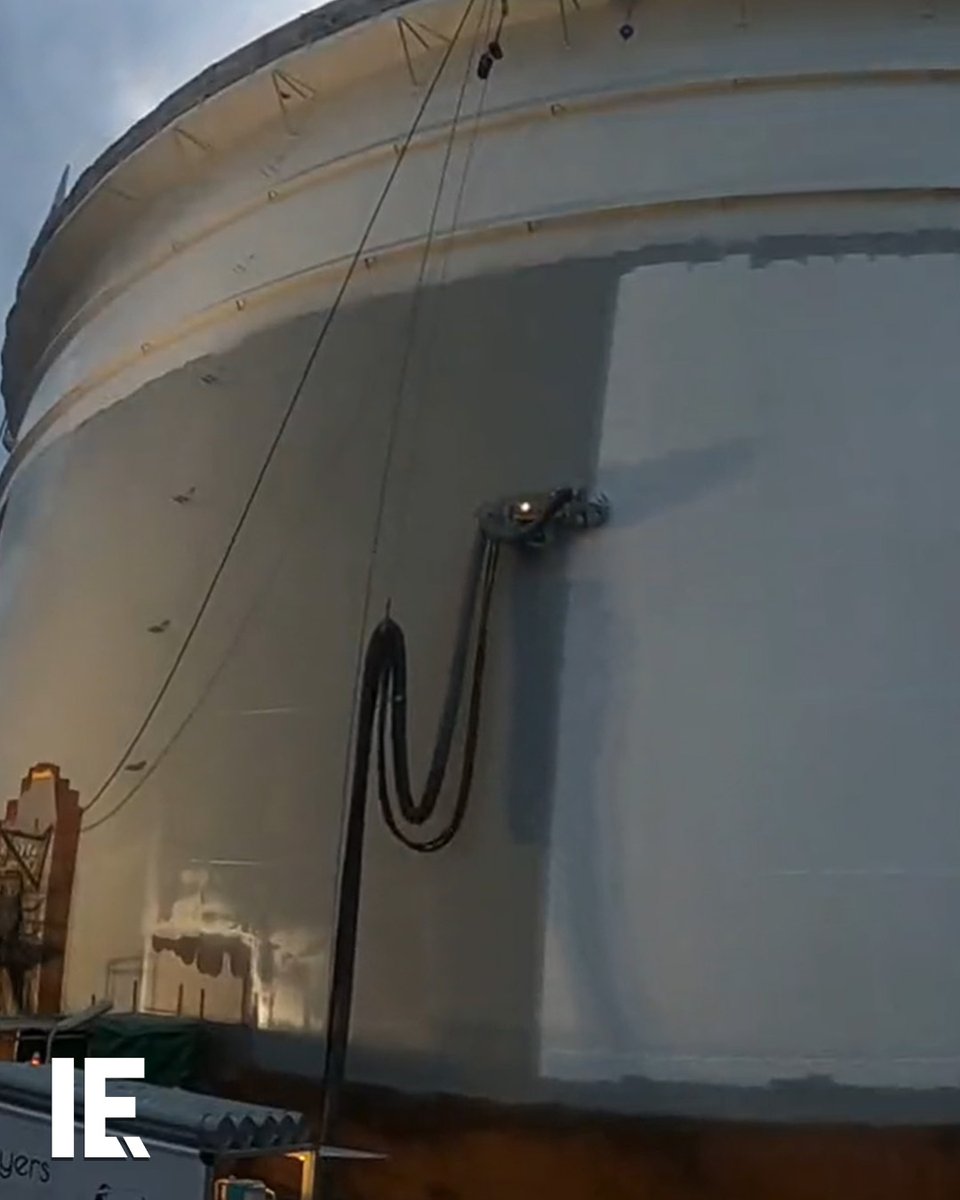 This robot neatly and efficiently coats tanks with paint, providing a safer alternative than humans and scaffolding. 📸: Twitter / Qlayers B.V.