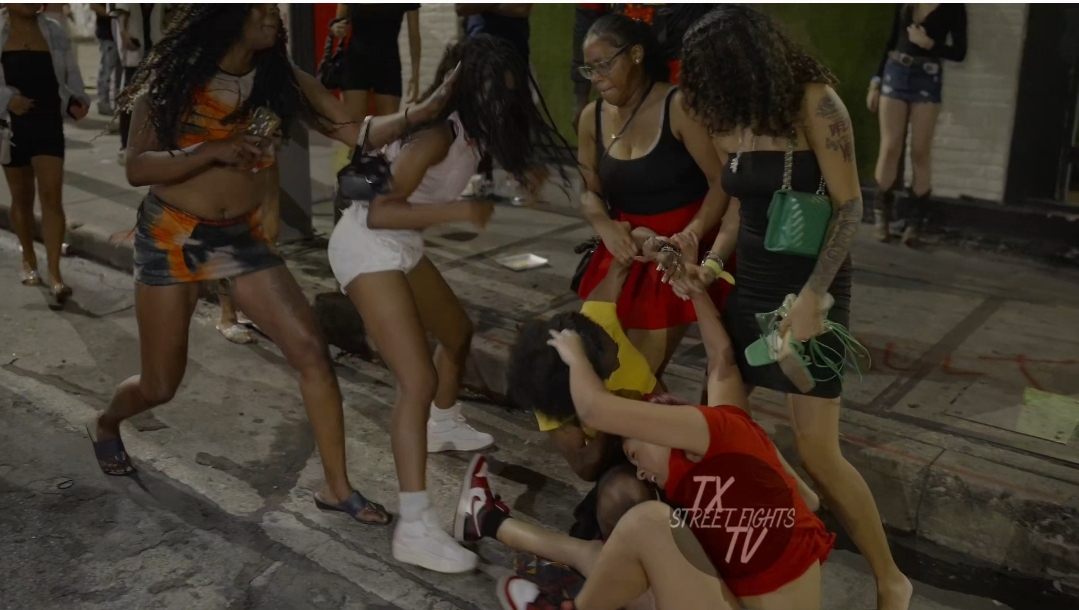 Wild: Crazy brawl breaks out on 6th Street ATX 2024 #girlfight #fight fight #brawl #crazyfight 9-6-2024