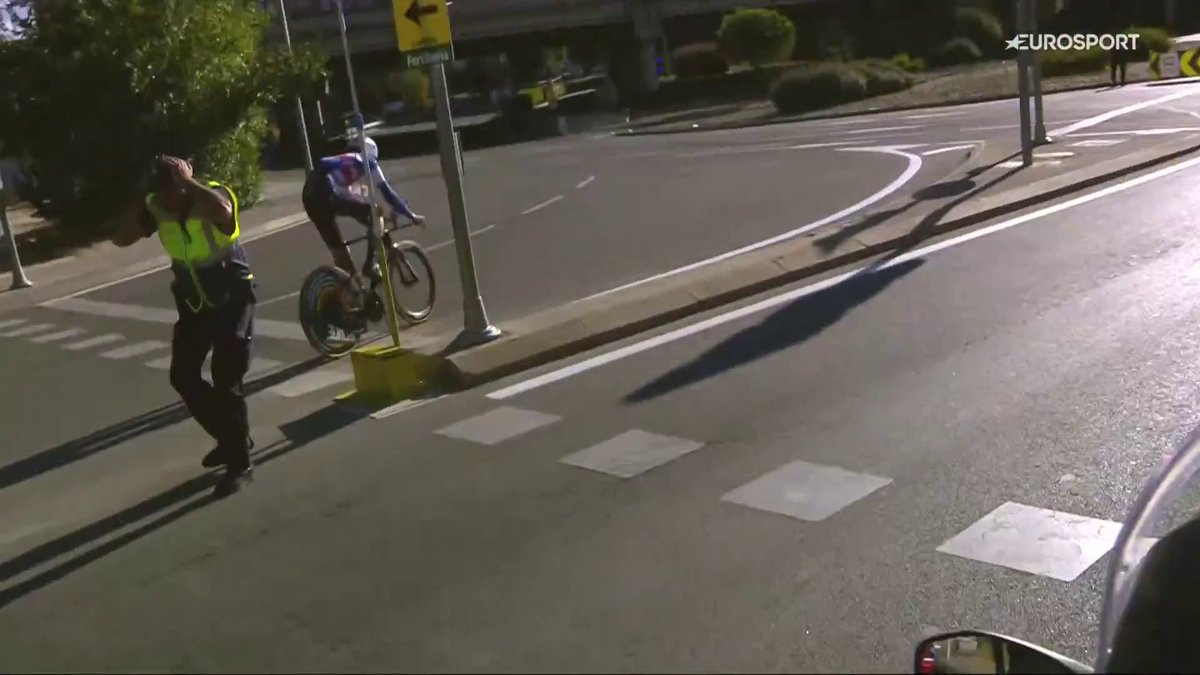 El atajo de Cattaneo y el susto del cuerpo de seguridad. #LaVuelta24 | #LaCasadelCiclismo