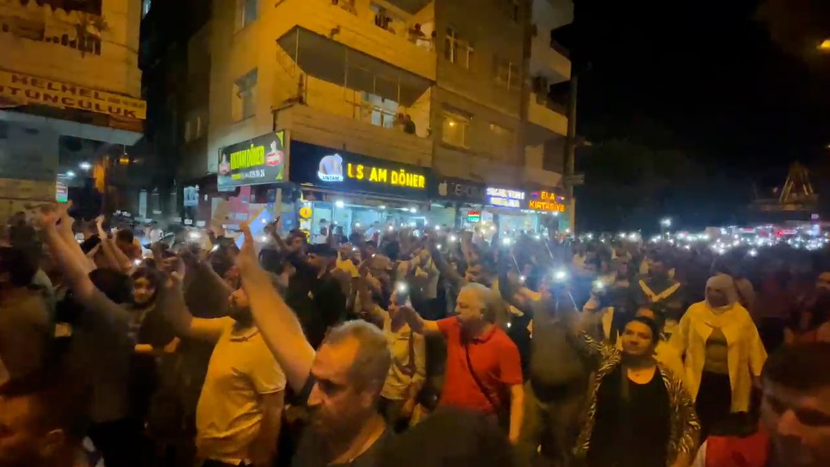 🚨Diyarbakır’da Onbinler Narin’in katledilmesi "JİN JIYAN AZADÎ" sloganlarıyla protesto ediyor!