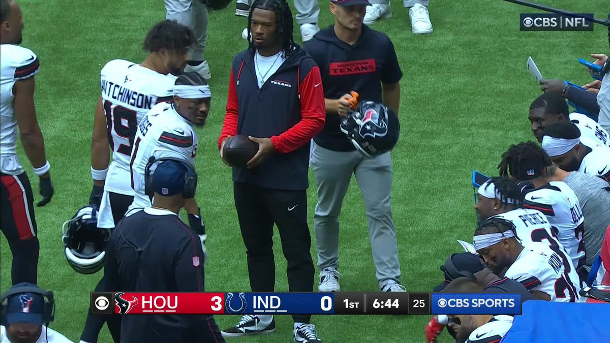 WOW… New #Texans receiver Stefon Diggs appears to already be COMPLAINING on the sideline, after a failed first drive. 👀