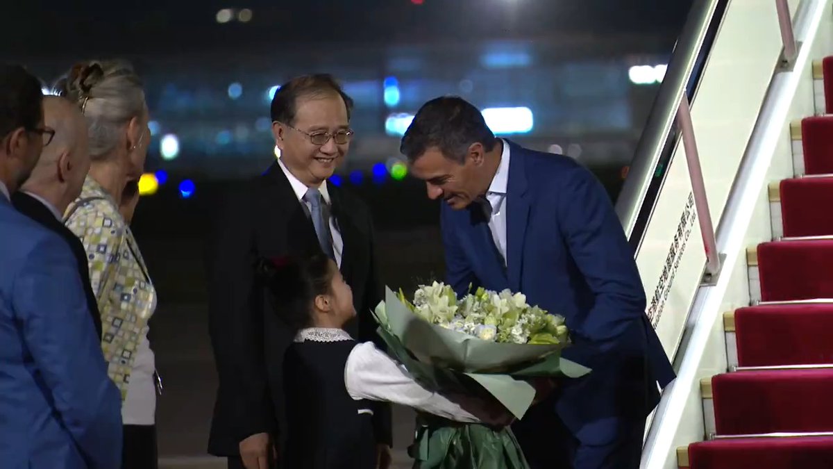 Empezamos en Pekín nuestra visita oficial a China, donde me reuniré con las principales autoridades del país y representantes del mundo empresarial y cultural. Nuestro objetivo es mantener el impulso político de la relación bilateral, reforzar la relación económica y comercial y apoyar la cultura, la educación y la ciencia españolas en China.
