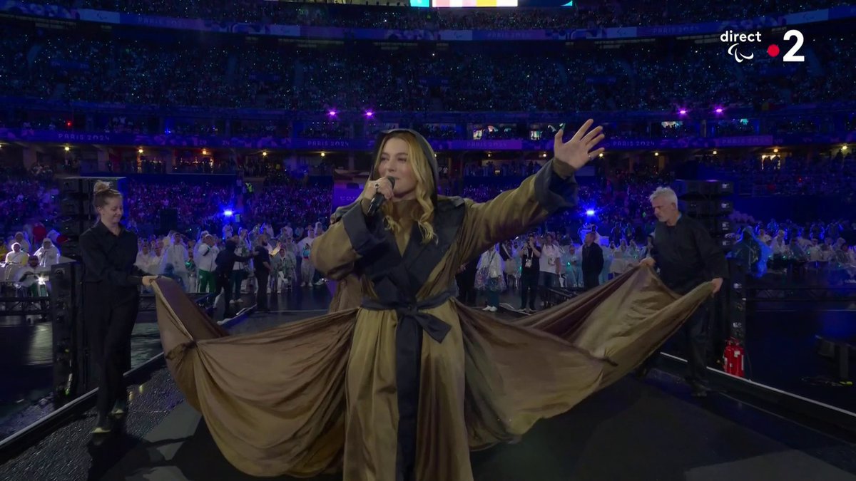 La cérémonie de clôture des Jeux paralympiques s'ouvre avec la chanteuse Santa qui interprète "Vivre pour le meilleur" de Johnny Hallyday dans le Stade de France ! #Paris2024