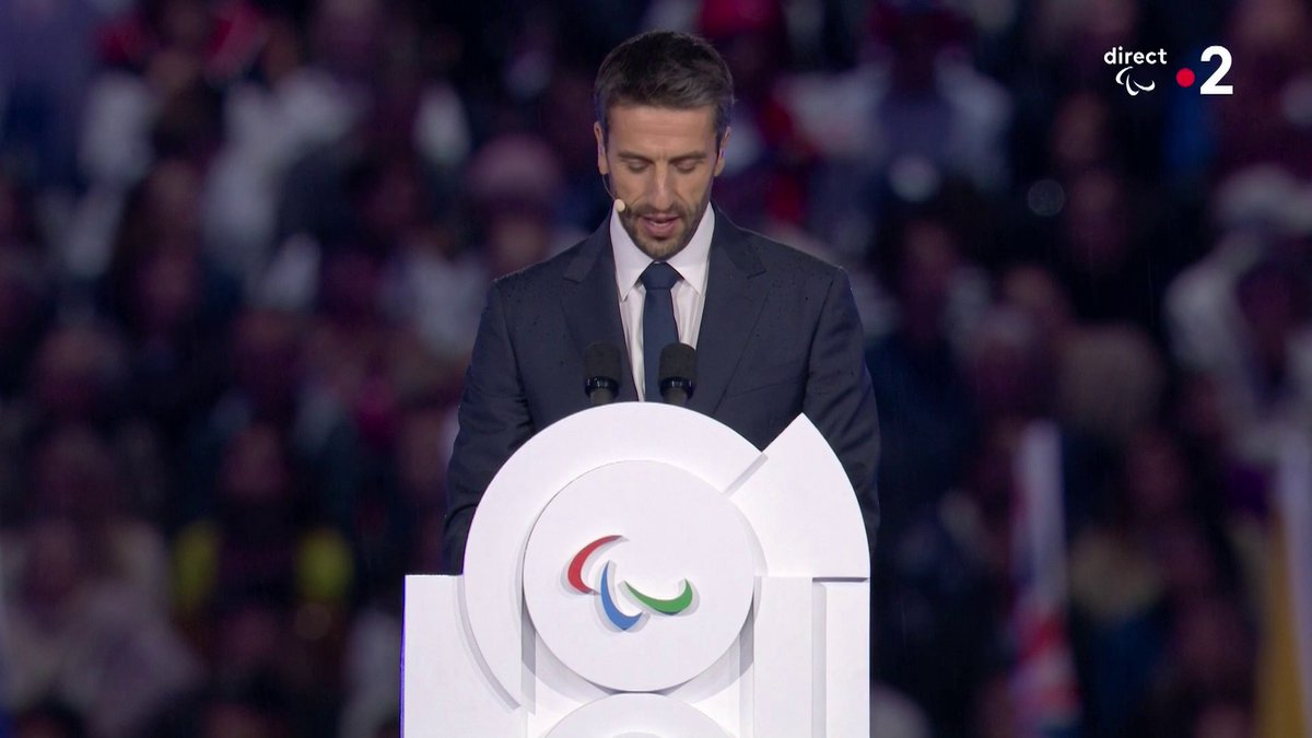 🗣 Tony Estanguet termine son discours : "Chers révolutionnaires paralympiques, les Jeux de Paris 2024 se terminent, mais leur message, lui, ne s'éteint pas ce soir, continuons d'essayer, d'échouer, de se relever, de croire et surtout continuons d'oser." #JeuxParalympiques2024