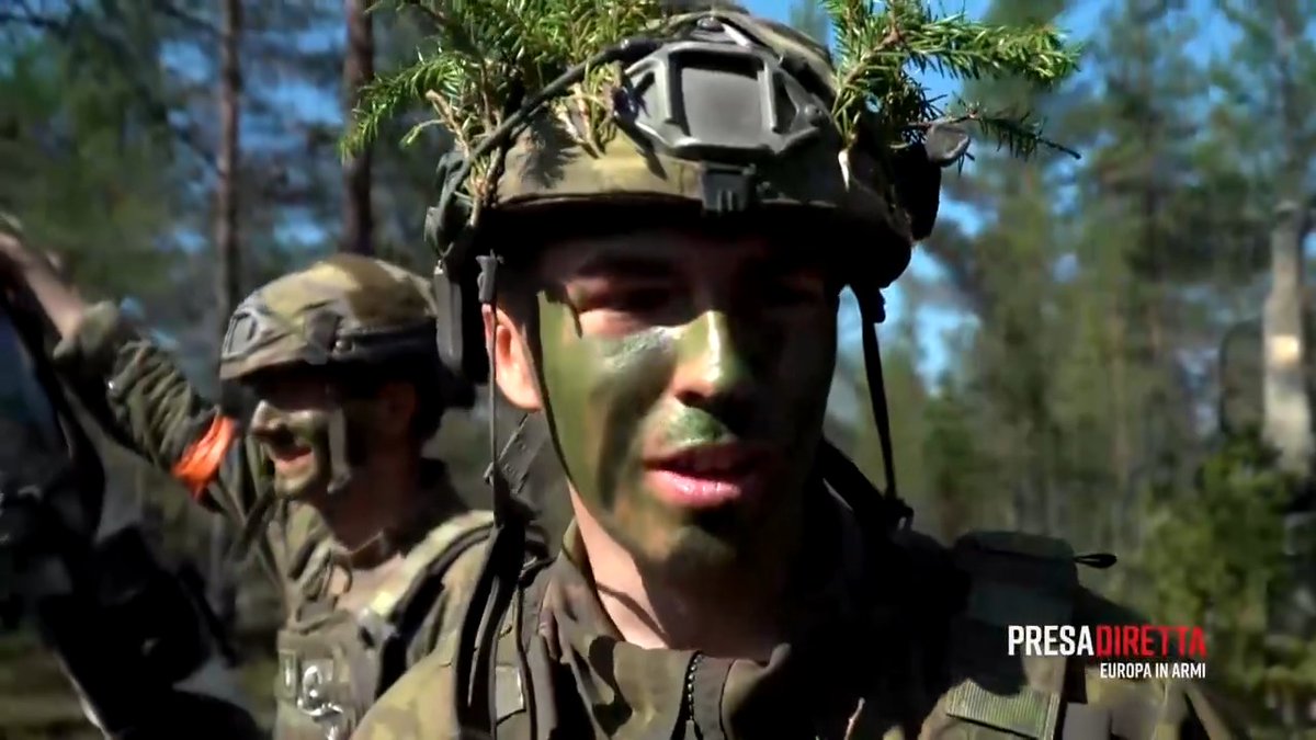 «È deprimente che nel 2024 dobbiamo ancora pensare alla guerra, sarebbe meglio avere la pace.» In #Finlandia la Difesa Totale è composta da migliaia di volti come quelli che vedete, giovani ragazzi che abbiamo incontrato durante le esercitazioni militari. #PresaDiretta