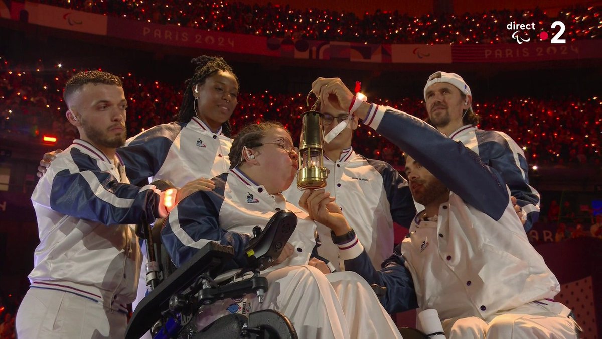 #Paris2024 | QU'ON GARDE CETTE IMAGE POUR TOUJOURS 🥺🇫🇷 Frédéric Villeroux, Gloria Agblemagnon, Charles Noakes, Ugo Didier, Aurélie Aubert et Mathieu Bosredon éteignent la flamme paralympique ensemble ❤ 📺 Suivez la cérémonie de clôture en direct :
