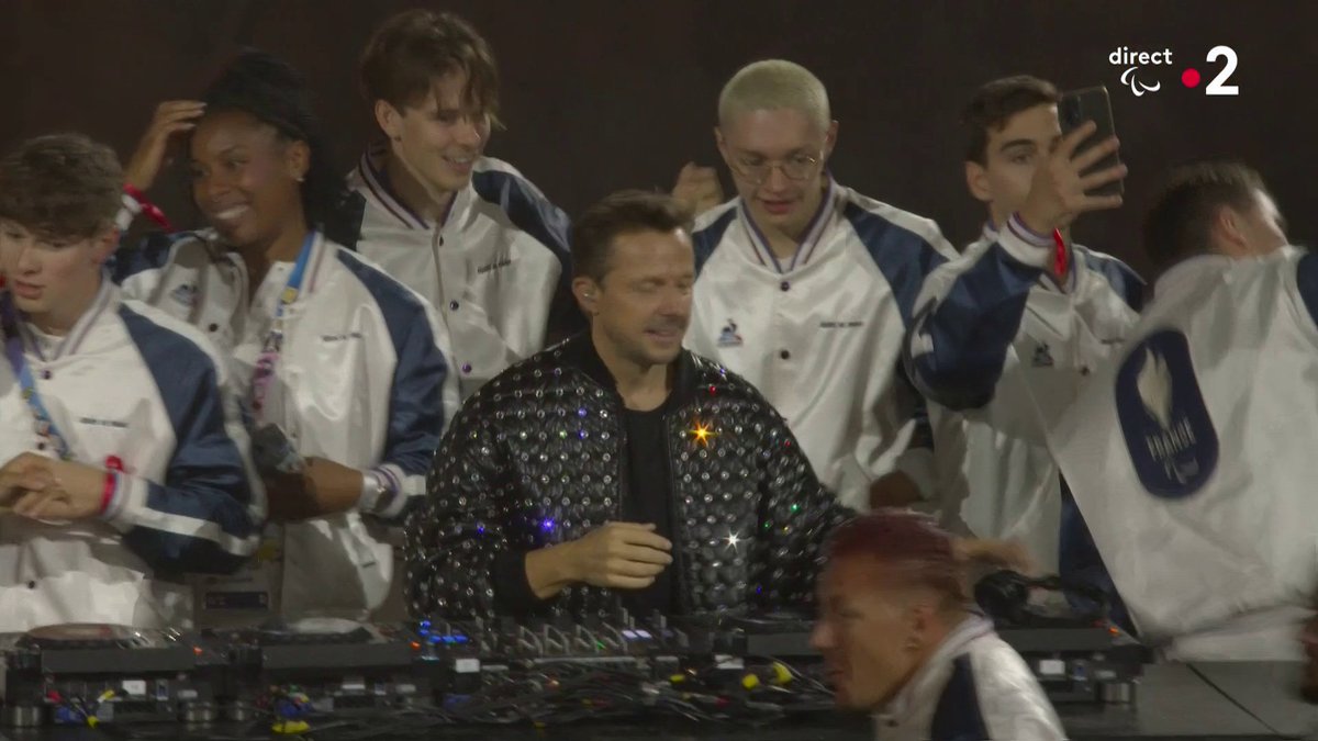 Le DJ français Martin Solveig, qui s’est fait connaître en 2006 par son remix du morceau Madan de Salif Keïta, prend les platines de la cérémonie de clôture des Jeux paralympiques. #Paris2024