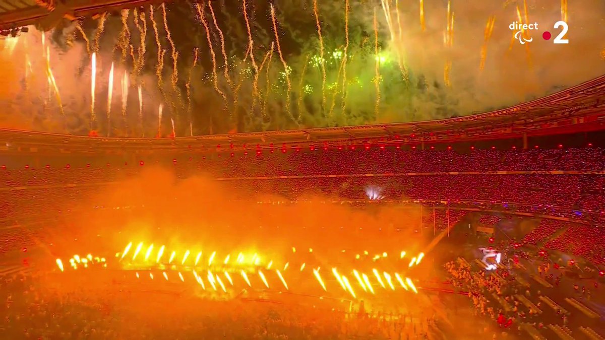 🥲 Le Stade de France explose de joie pour célébrer la réussite de ces Jeux, sur le titre "One More Time" des Daft Punk (mais ces derniers ne sont toujours pas là).