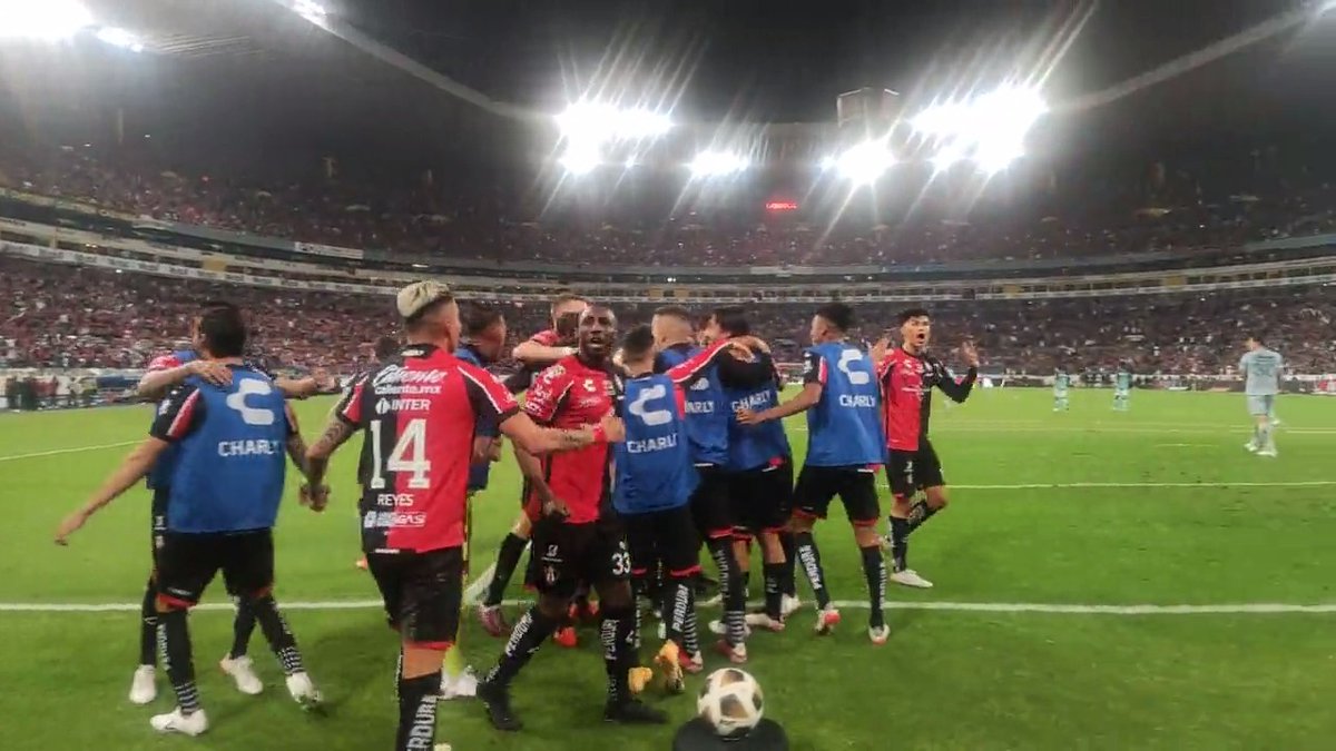 Que riquísimo se escucha el grito de gol.