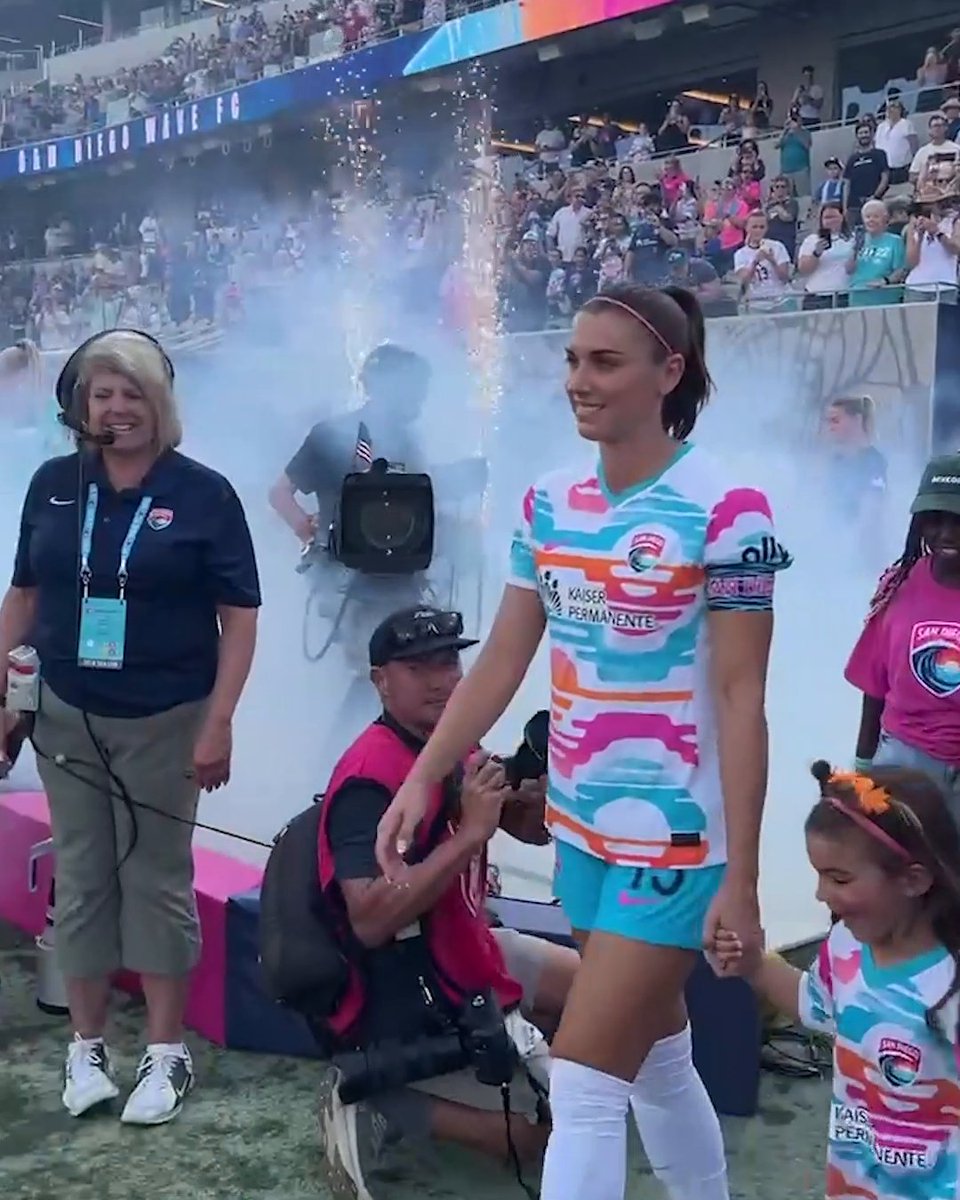 Alex Morgan makes her final walkout with her daughter, Charlie, by her side ❤️