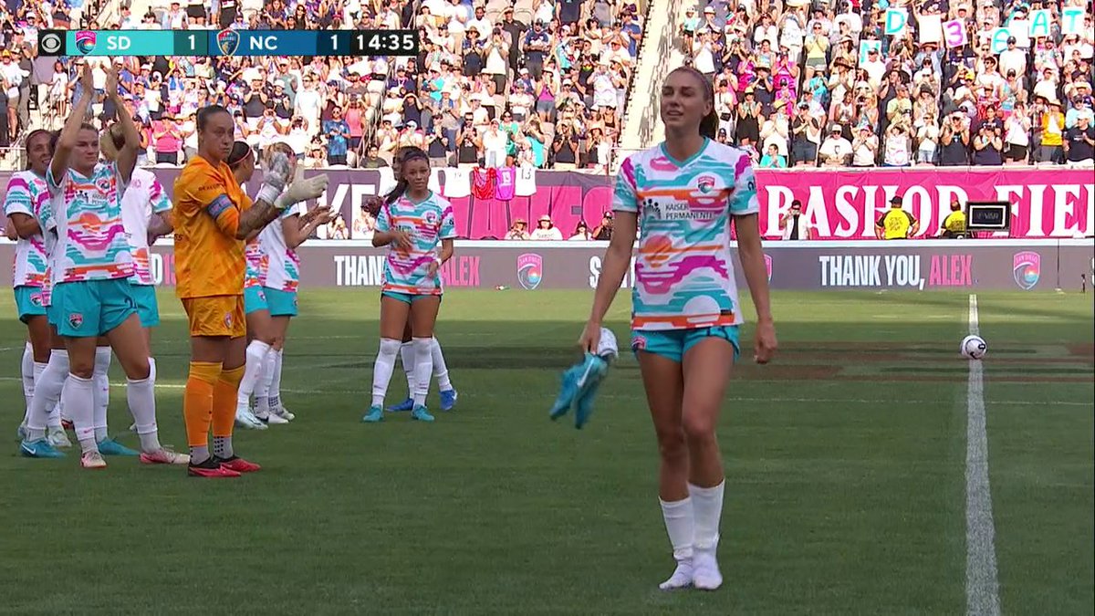 ALEX MORGAN WALKS OFF THE PITCH FOR THE LAST TIME ❤️