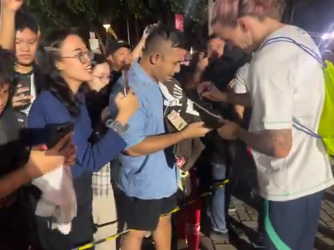 Sebelum mendapatkan "intimidasi" kita kasih sambutan terbaik untuk Bang 🇦🇺 Jackson Irvine cs. See you soon, Socceroos! Mewoooong....