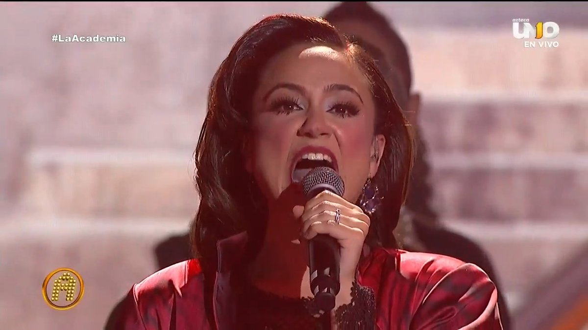 #CaroHeredia nos sorprendió con un tema de #JoanSebastian: "𝗦𝗘𝗖𝗥𝗘𝗧𝗢 𝗗𝗘 𝗔𝗠𝗢𝗥", irradiando gran sensualidad. 🎙️🎶 ¿Le quedó esta canción? 🤔👇🏼 #LaAcademia #TeCambiaLaVida 🔴 EN VIVO ahora:
