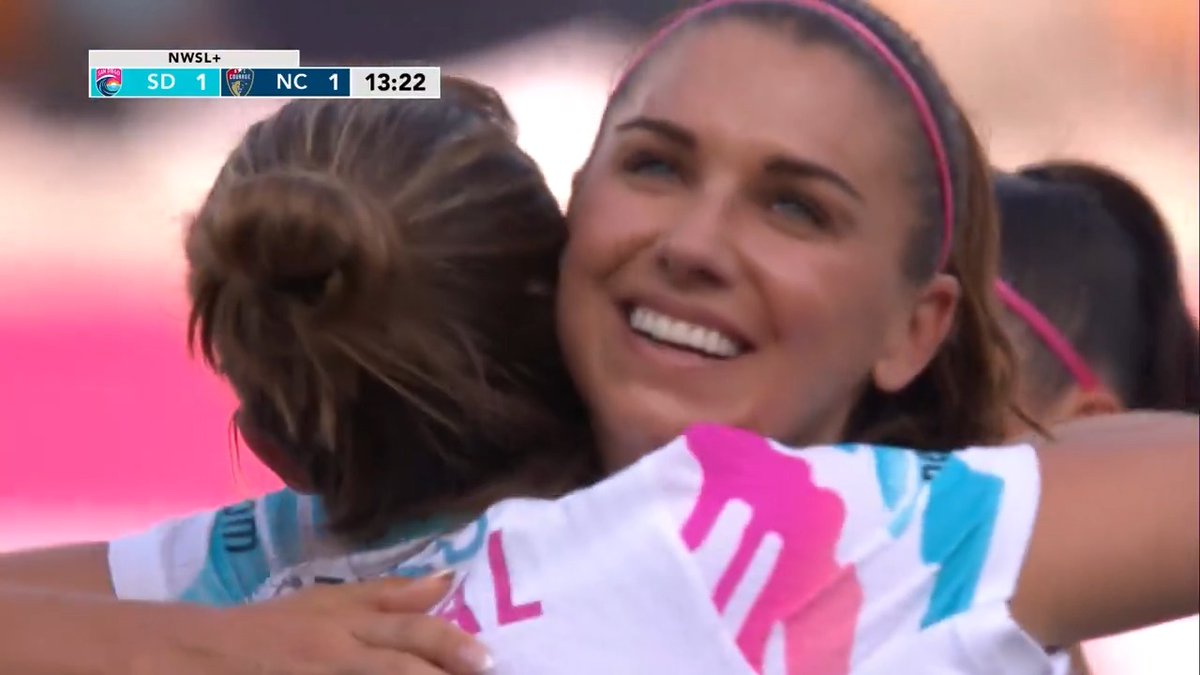 👏 Alex Morgan se retiró en el minuto 13 llevando el dorsal 13 🥹 Dijo adiós al fútbol entre cánticos de los aficionados y los aplausos de sus compañeras de profesión ❗️Fue el tercer partido con más aforo de la NWSL en 2024, con 26.516 espectadores