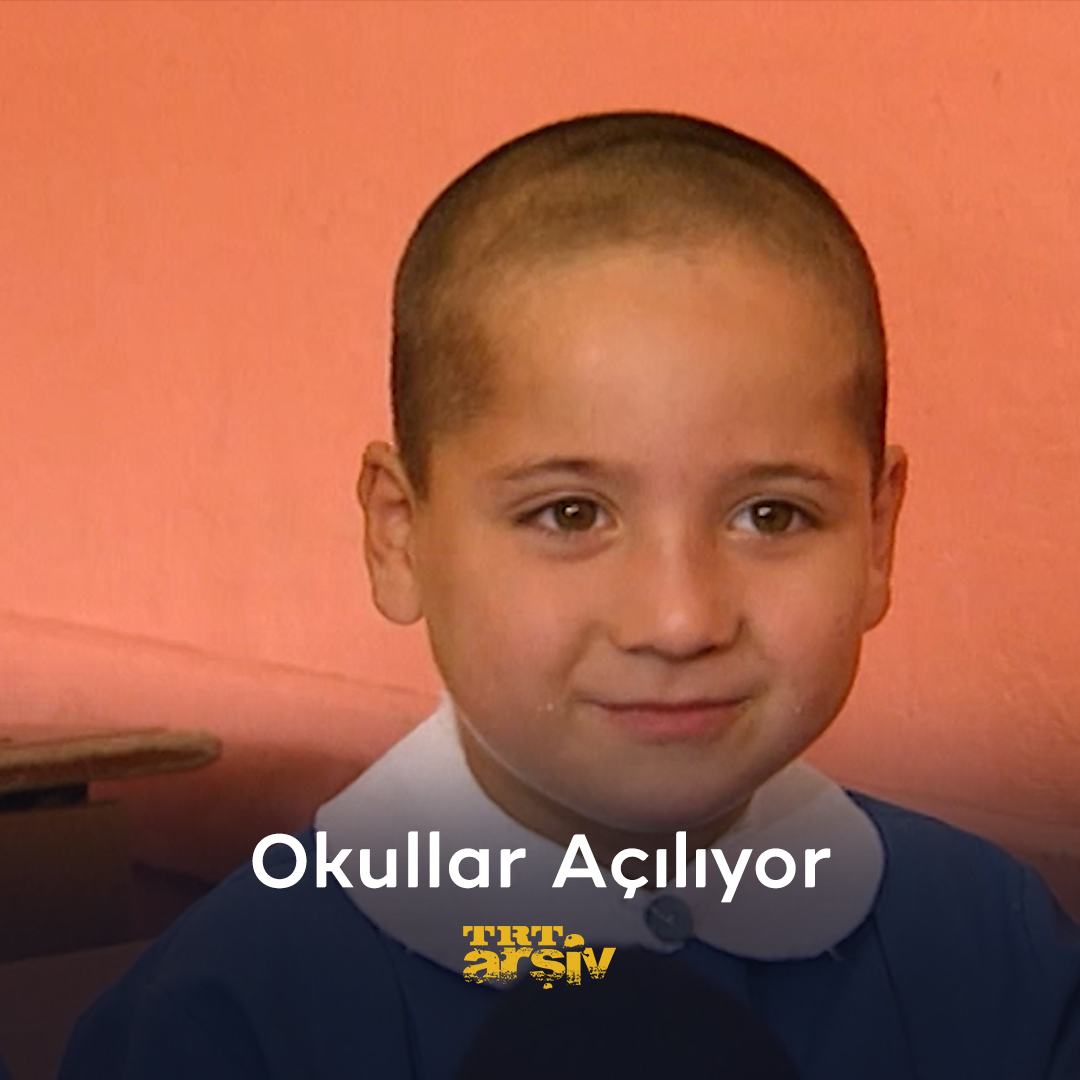 Canı okumak isteyenler, anne ve babasından ayrılamayanlar, evcilik oynama hayali kuranlar... Okullar açılıyor ve minik yavrularımız okulla tanışıyor. 1993 yılında, okula yeni başlayan öğrencilerimizle yapılan keyifli röportajları izliyoruz. 🎒 #Okul