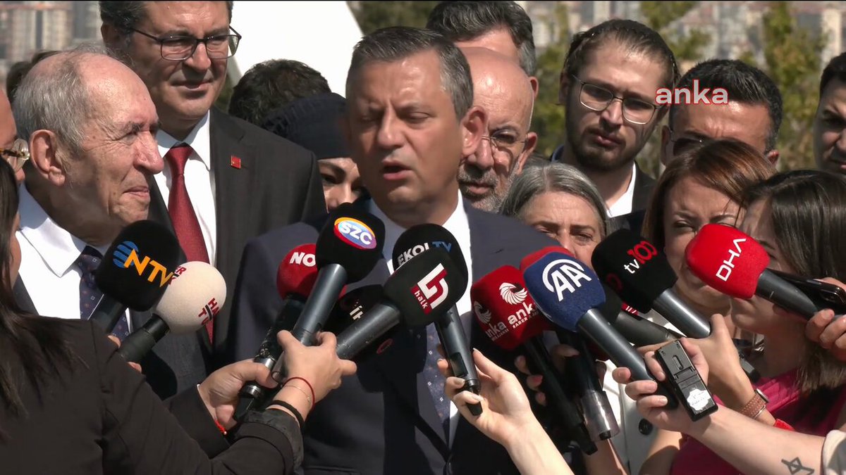 CHP Genel Başkanı Özgür Özel'den Erdoğan'a: "Sen TSK'nın dostuysan, anayasal düzenin dostuysan, TC'nin dostuysan o kılıçtan niye ürküyorsun. O kılıçtan vatan millet düşmanları, Türkiye'nin düşmanları ürkecek. Atatürk düşmanı varsa o ürkecek"
