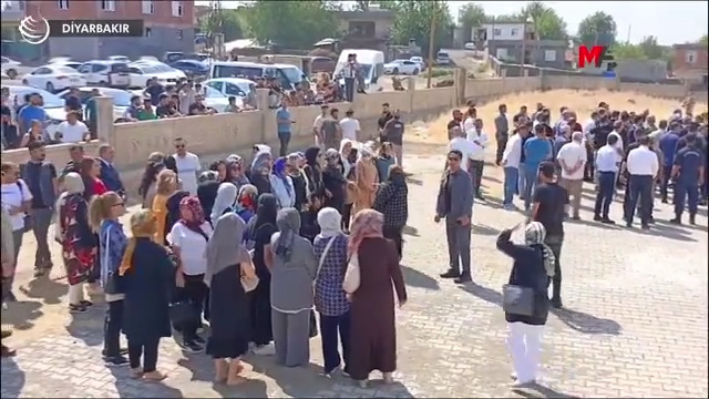AKP Milletvekili Suna Kepolu ve bazı kadınların 8 yaşındaki #Narin Duran'ın cenazesinde toplu olarak fotoğraf çektirmesi dikkat çekti 🔗