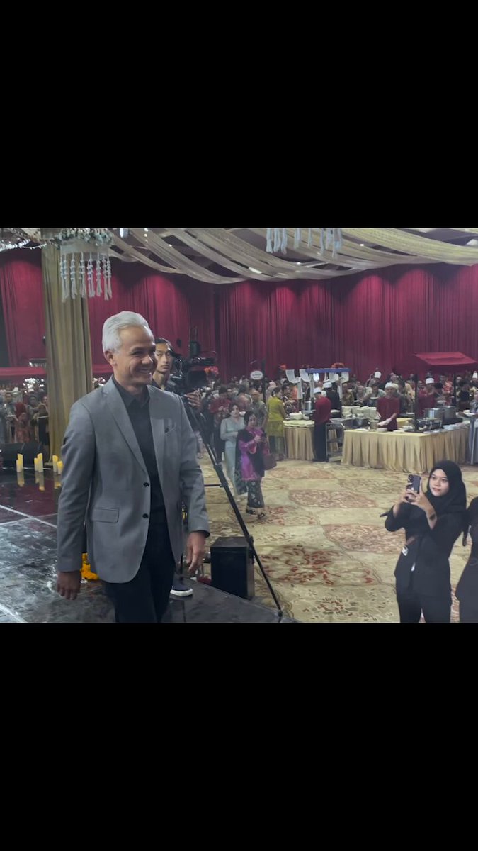Selamat berbahagia buat ananda Faris dan Nabila. Jangan lama-lama, sepertinya Cak Lontong sudah pengen gendong cucu. Semoga ananda berdua tetap kompak, bersatu dalam kelebihan dan kekurangan demi menggapai sakinah, mawaddah, warahmah.