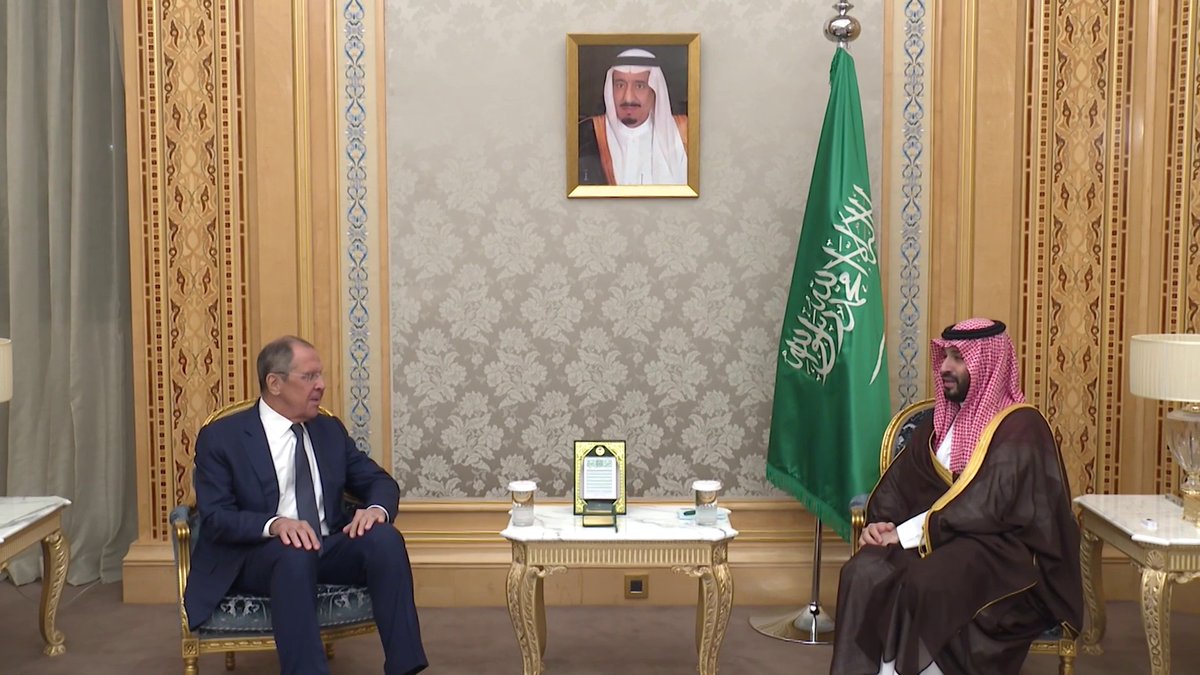 فيديو #ولي_العهد الأمير #محمد_بن_سلمان يلتقي وزير خارجية روسيا لافروف في العاصمة الرياض. 🇸🇦🇸🇦