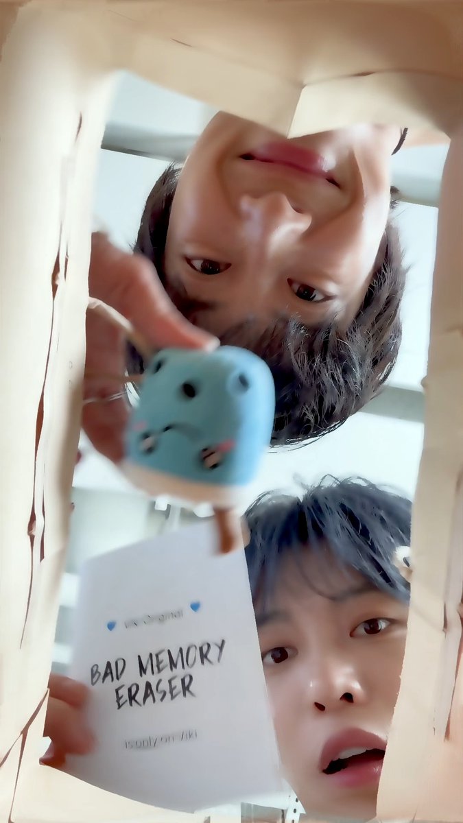 What will #KimJaeJoong and #LeeJongWon find in their shopping bag...? It's a sign! Watch #BadMemoryEraser, available only on #Viki 💙