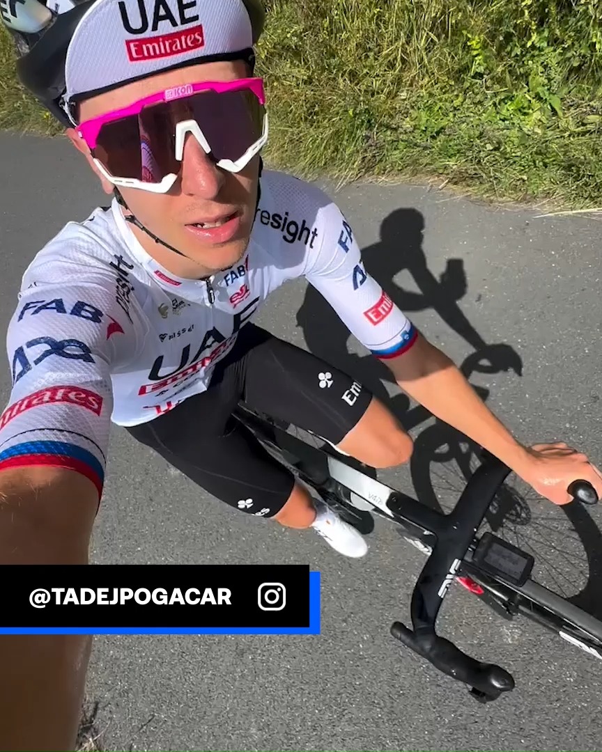 🤯 La 𝐛𝐫𝐮𝐭𝐚𝐥𝐢𝐝𝐚𝐝 de entrenamiento de Tadej Pogačar moviendo 500 vatios… ¡mientras graba con el móvil! 🔜 El esloveno se prepara para regresar en dos carreras de un día en Canadá