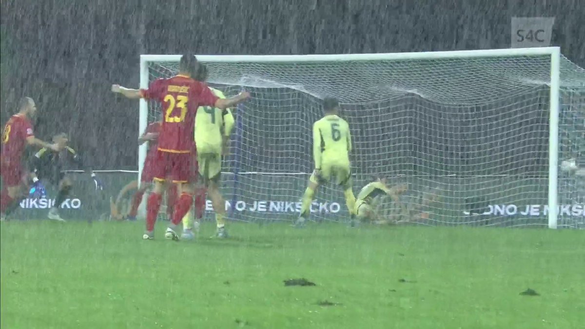 Time and time again BEN DAVIES has produced goal saving blocks like these. Outstanding footballer. 👏⚽️🏴󠁧󠁢󠁷󠁬󠁳󠁿