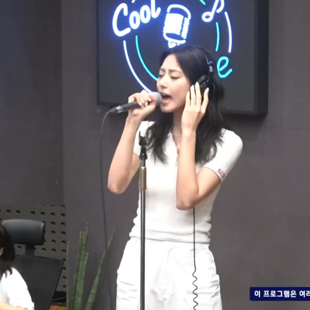 TZUYU'S LIVE VOCALS SINGING RUN AWAY ON THE RADIO