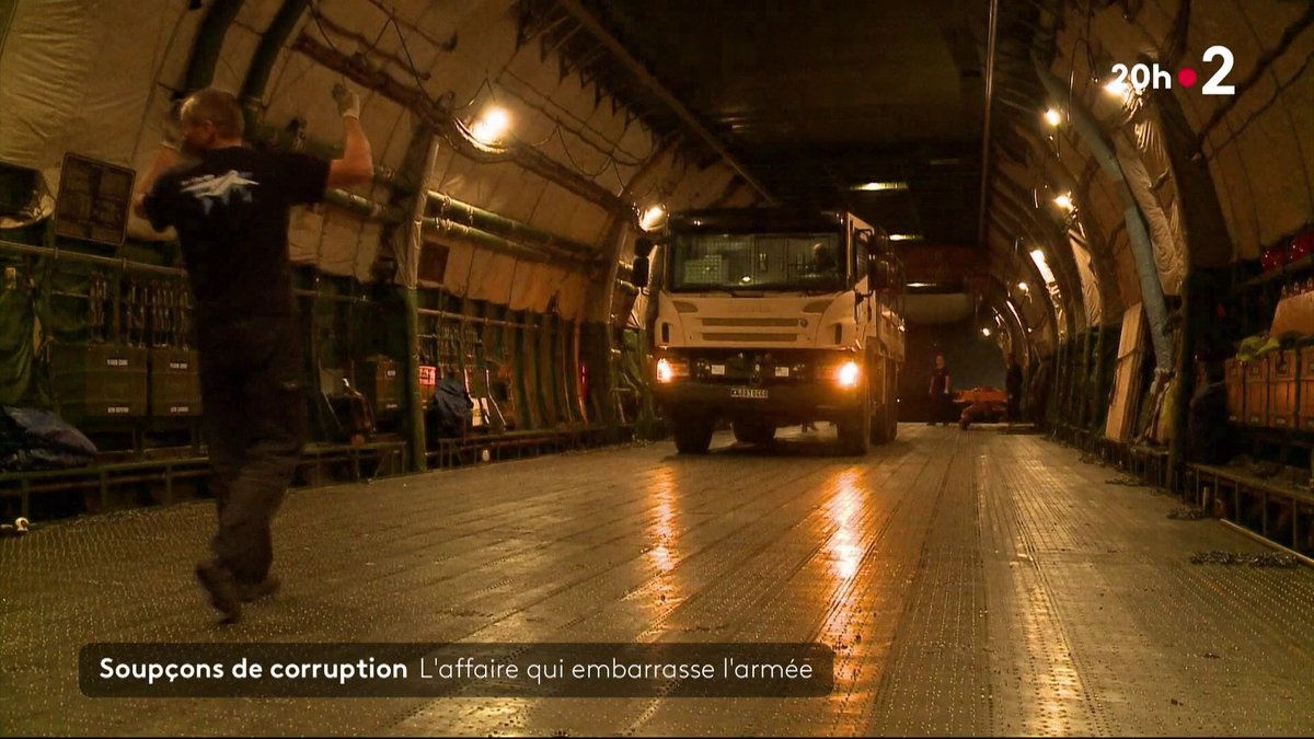 Des opérations militaires ultra-sensibles, menées dans le monde entier, valent à huit haut-gradés de se retrouver devant un tribunal correctionnel Ils sont accusés de corruption passive et de favoritisme. Explications ⬇️ ▶️ #JT20H