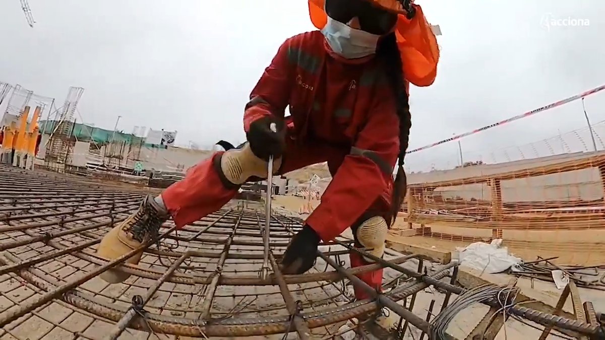 ¿Sabías que ya existe un edificio construido íntegramente por mujeres? 🏥 Ha sucedido en Chile y es un hito en la incorporación de mano de obra femenina en el sector de la #construcción 👷♀️🏗️ Un hito en el que trabajamos para que deje de serlo. Conoce la historia aquí: