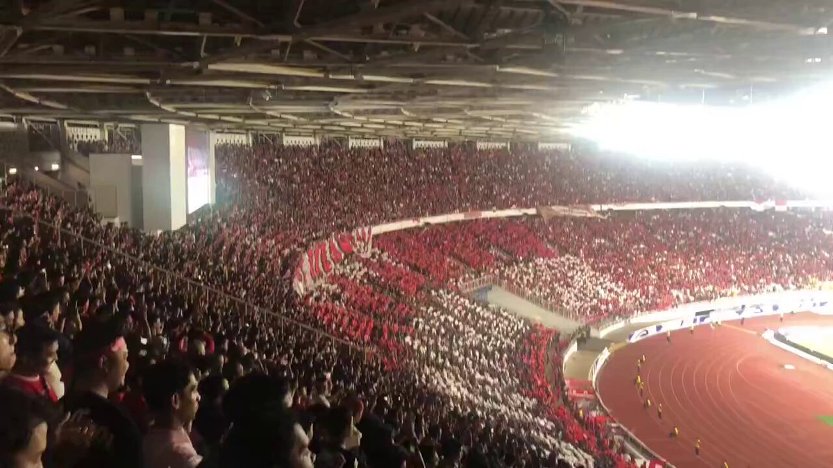 🇮🇩 Indonesia Raya surrounded in Gelora Bung Karno Stadium, Jakarta 🎥 : X Gumilar #WCQ2026 #AsianQualifiers #Roadto26 #IDNvAUS #Indonesia #IndonesiaRaya #SNESports