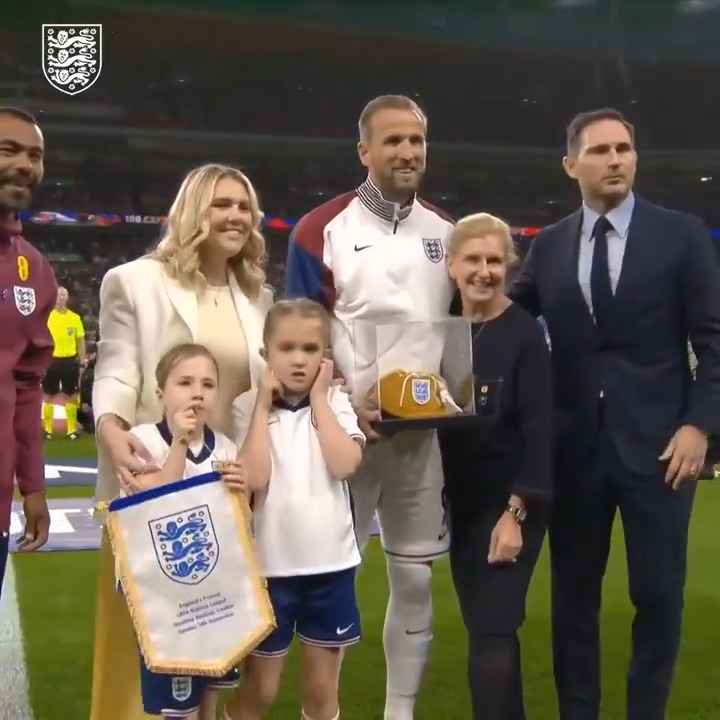 ✨🏴 Harry Kane ✖️ 100 England caps.