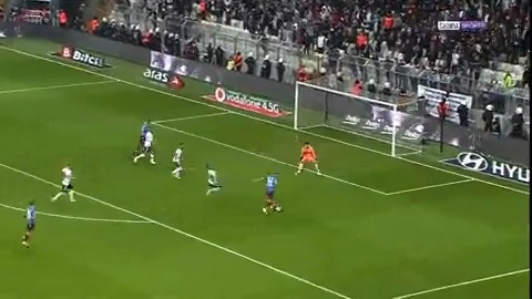Bu golün hem açısı hem de hikayesi güzel. Adamları kendi evlerinde 50 bin kişi önünde şampiyonluğa havlu attırdık. Acısını 1000 yıl unutmazlar 🤣