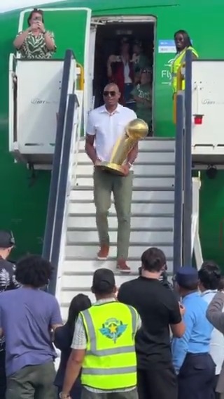 El primer dominicano en ser campeón de la NBA ha llegado a su tierra natal 🇩🇴 Al Horford junto al The Larry O’Brien Trophy en República Dominicana.